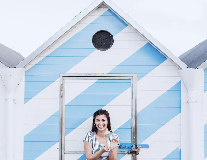 Lachende Frau mit Blume