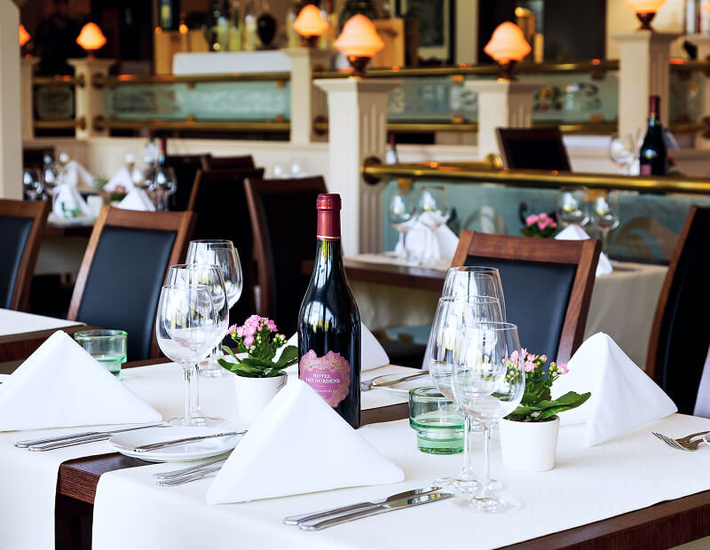 Dinner mit Wein und Blumen auf dem Tisch