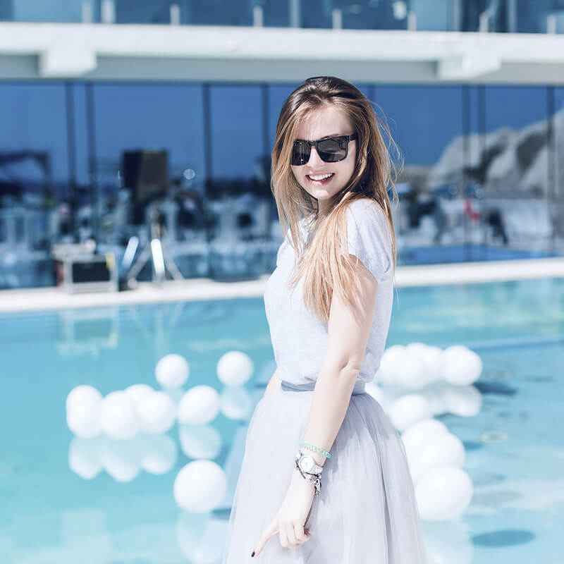 Strahlende Frau am Pool