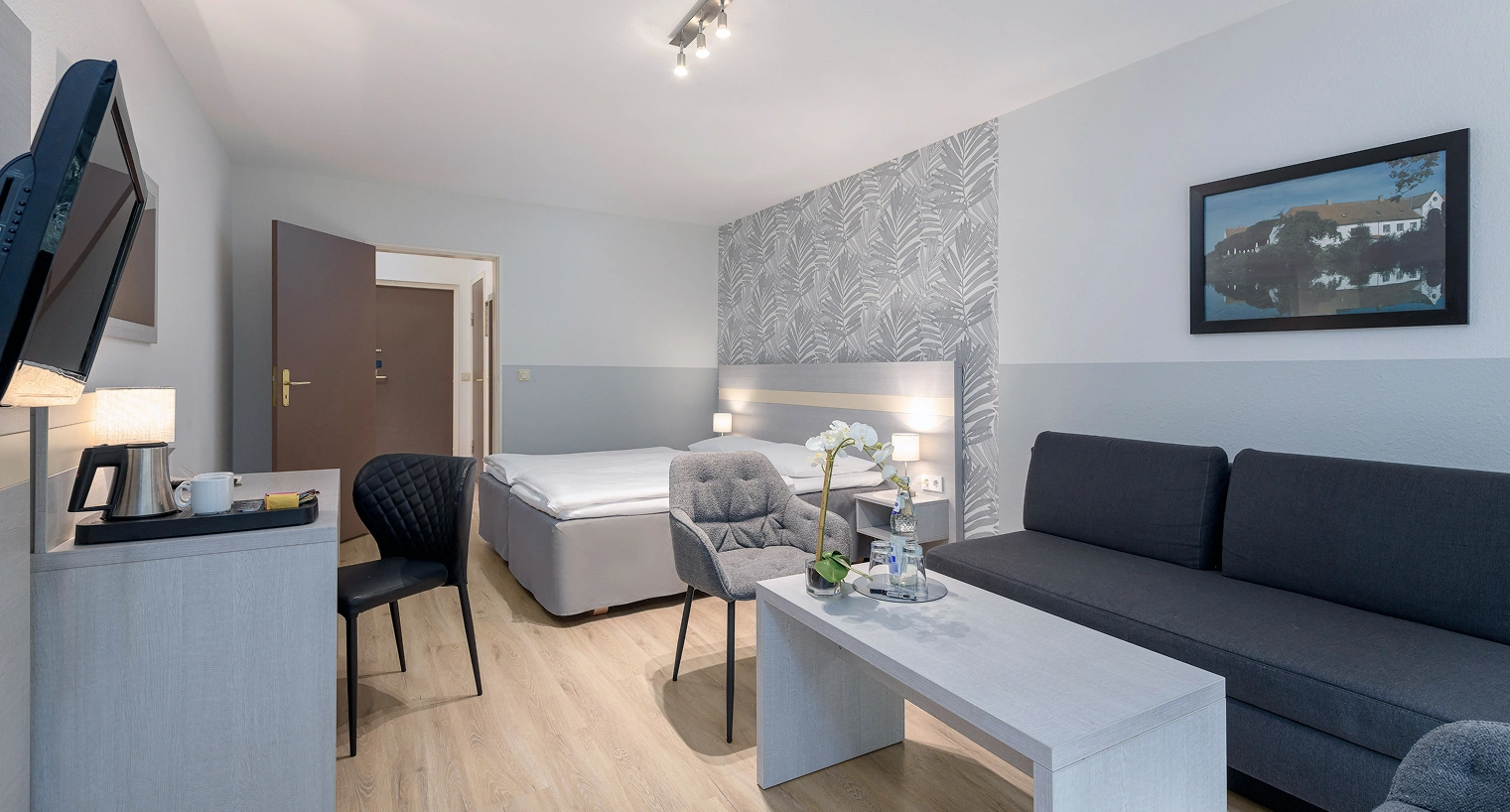 Sitzecke, Doppelbett und Schreibtisch im Comfort Zimmer