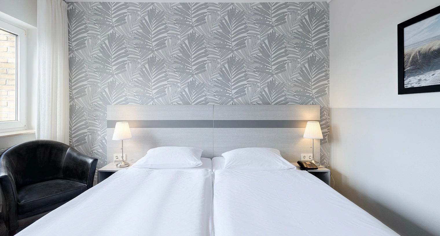 Doppelbett mit Nachttischen und Lampen