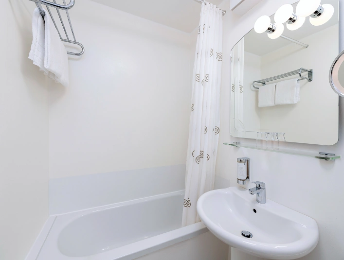 Badezimmer des Doppelzimmers im Hotel des Nordens