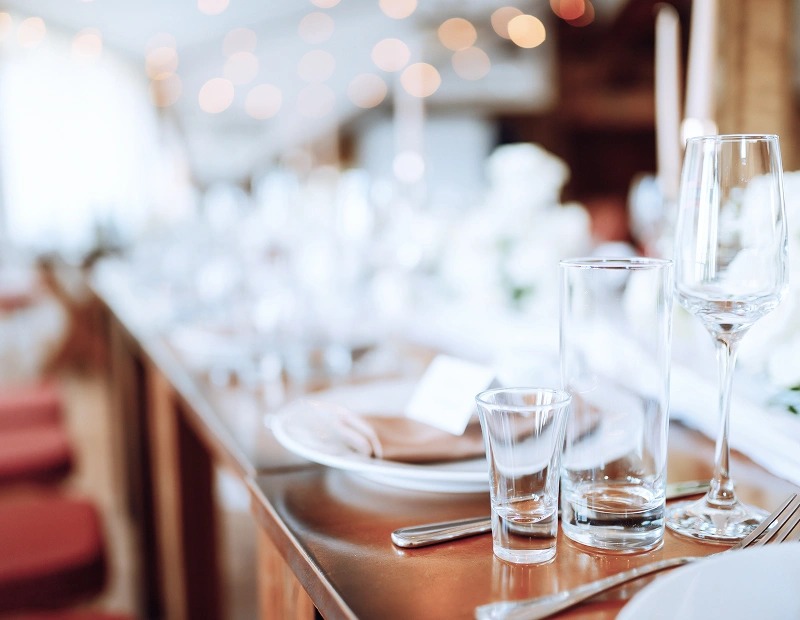 Festlich gedeckter Tisch im Hotel des Nordens