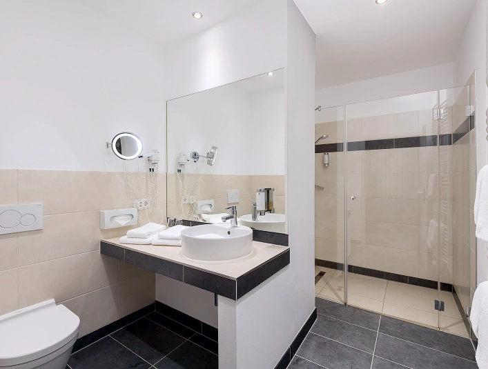 Familiensuite mit modernem Badezimmer