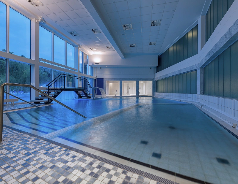 Großzügiger Indoorpool im Hotel des Nordens
