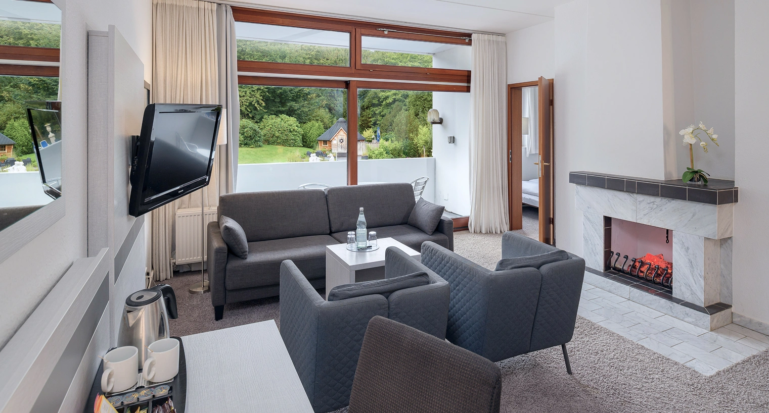 Geräumige Suite mit Sicht auf den pool