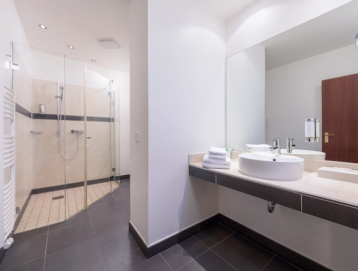 Modernes Badezimmer in der Poolsuite