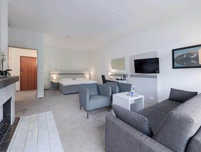 Doppelbett und Sitzgelegenheit in der Poolsuite