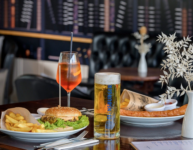 Burger mit Beilage und Getränke im Hotel des Nordens