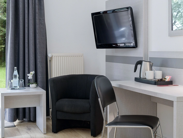 Schreibtisch und Fernseher im Superiorzimmer