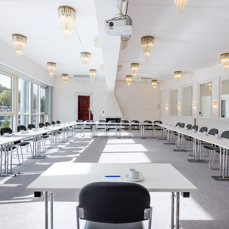 Großer und geräumiger Tagungsraum