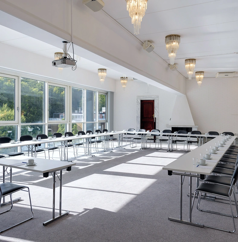 Großer und lichtdurchfluteter Konferenzraum mit großer Festerfront