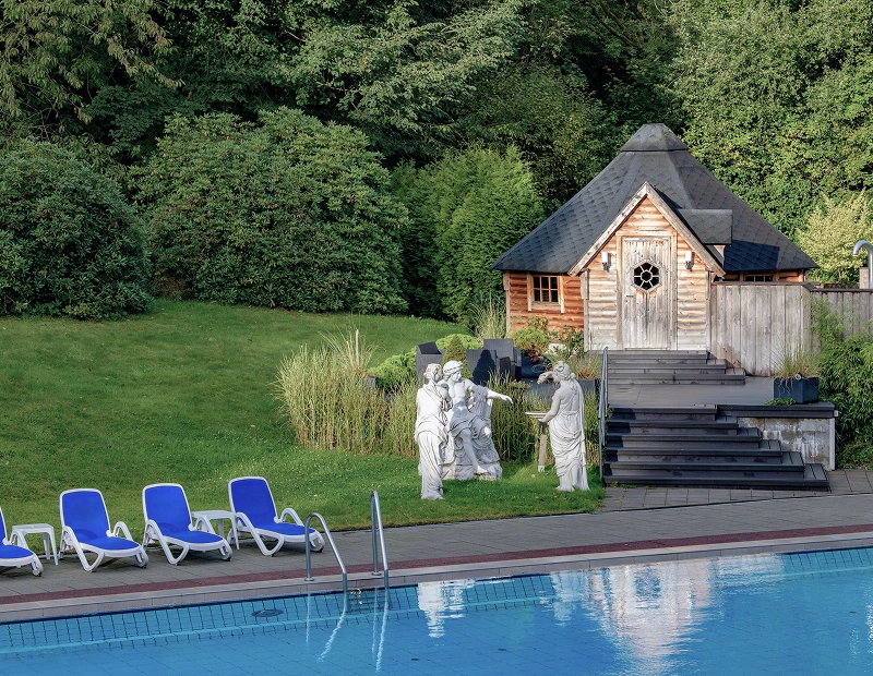 Außenpool mit Duschen und Sonnenliegen im Hotel des Nordens